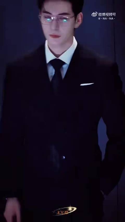 陈星旭金丝眼镜造型气场全开，荧幕魅力耀眼