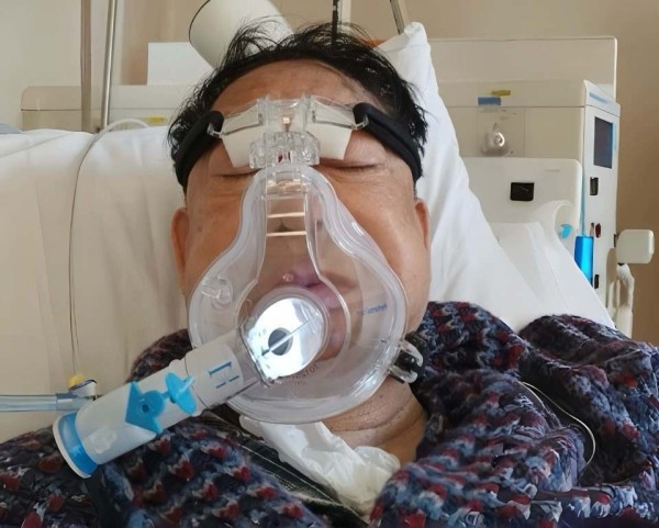 香港知名演员坐轮椅输液登台？身体状况欠佳，儿子在家里啃老