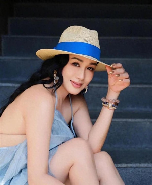 钟丽缇穿浅蓝露背裙现身，没刻意凸显身材，却比谁都撩人！