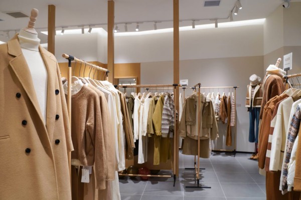 店铺空间采用天然纹理的木质结构带来质朴的自然气息