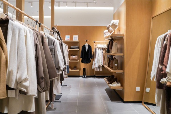 店内专区陈列着香薰、杂志等会员优选产品