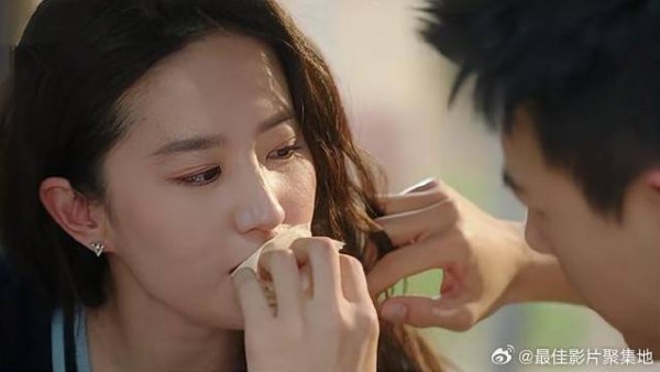 谢之遥带红豆吃米线，下秒温柔擦嘴，真情侣太好磕