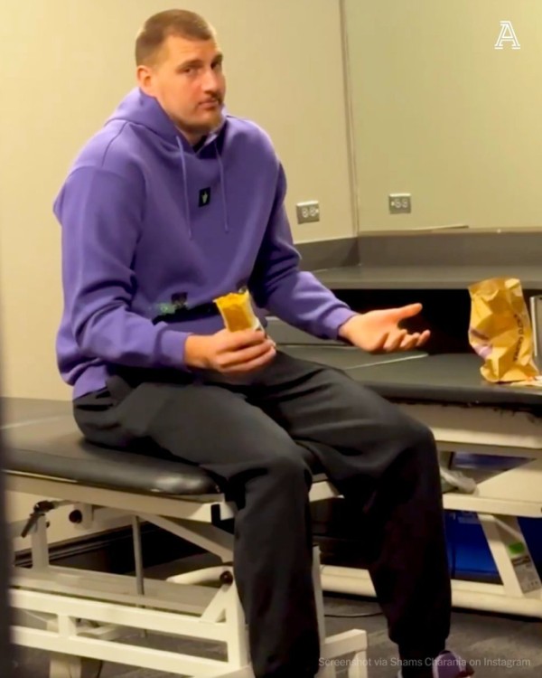 约基奇偷吃墨西哥卷饼引热议！画面曝光：第一反应愣住后摊手耸肩