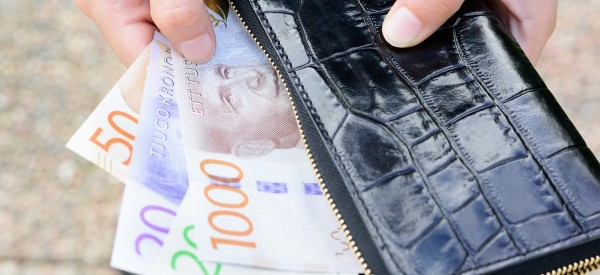 钱包中有几张瑞典克朗纸币的特写镜头