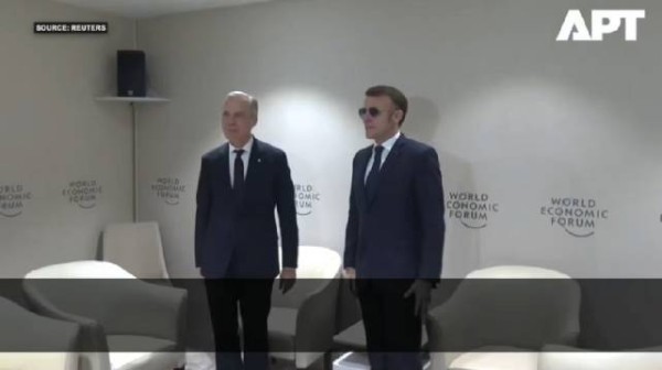 马克龙戴着墨镜在达沃斯吸引众人目光