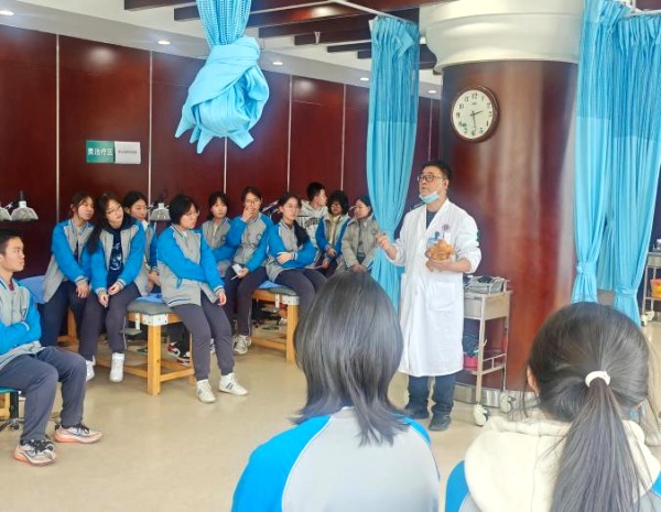 【新闻动态】我院康复医学科完成高一学生职业体验活动