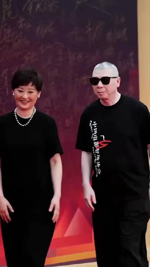 现在的冯小刚，终于明白最爱她的那个人，然来就是身边的徐帆