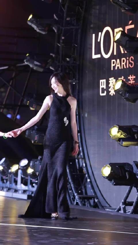 要比仪态，唐嫣从未输过，优雅是最好的时尚单品