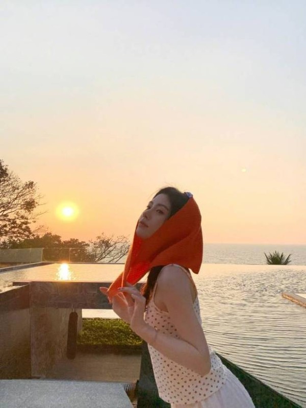 鞠婧祎戴红头巾拍落日大片。