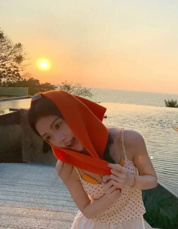 鞠婧祎姿态松弛自然，裙摆随风翻飞。