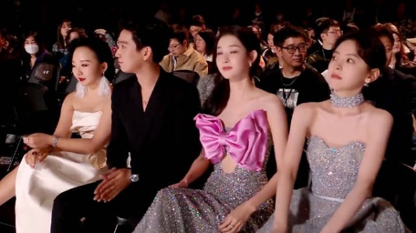 章若楠有多可爱？被怼脸直拍害羞到捂脸，一笑也太美了可爱得让人移不开眼啦