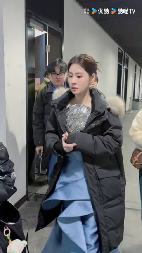 张碧晨蓝裙亮相2026网络视听盛典路透