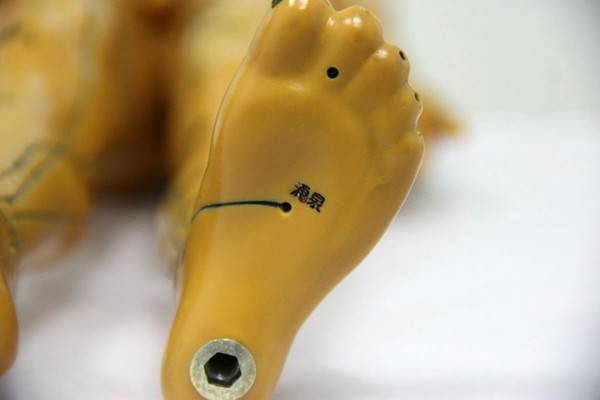 艾灸关元穴能改善手脚冰凉吗