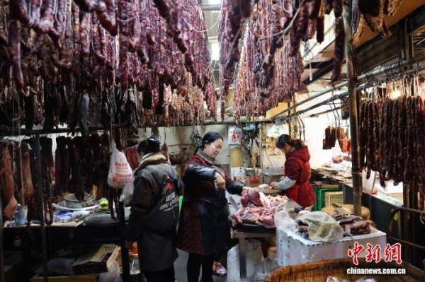 成都“香肠一条街”腊味飘香