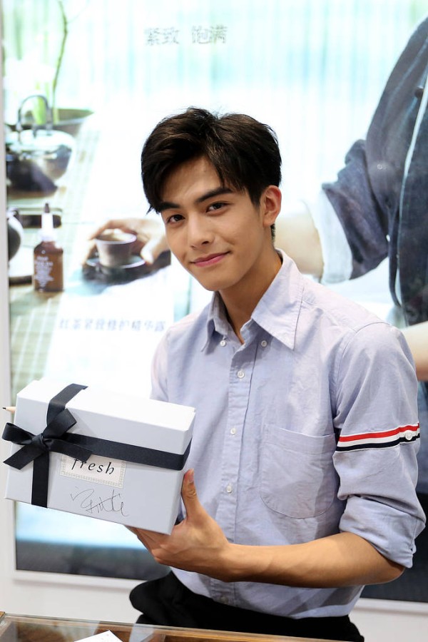 宋威龙：模特转型，娱乐圈新星崛起，闪耀之路无可阻挡