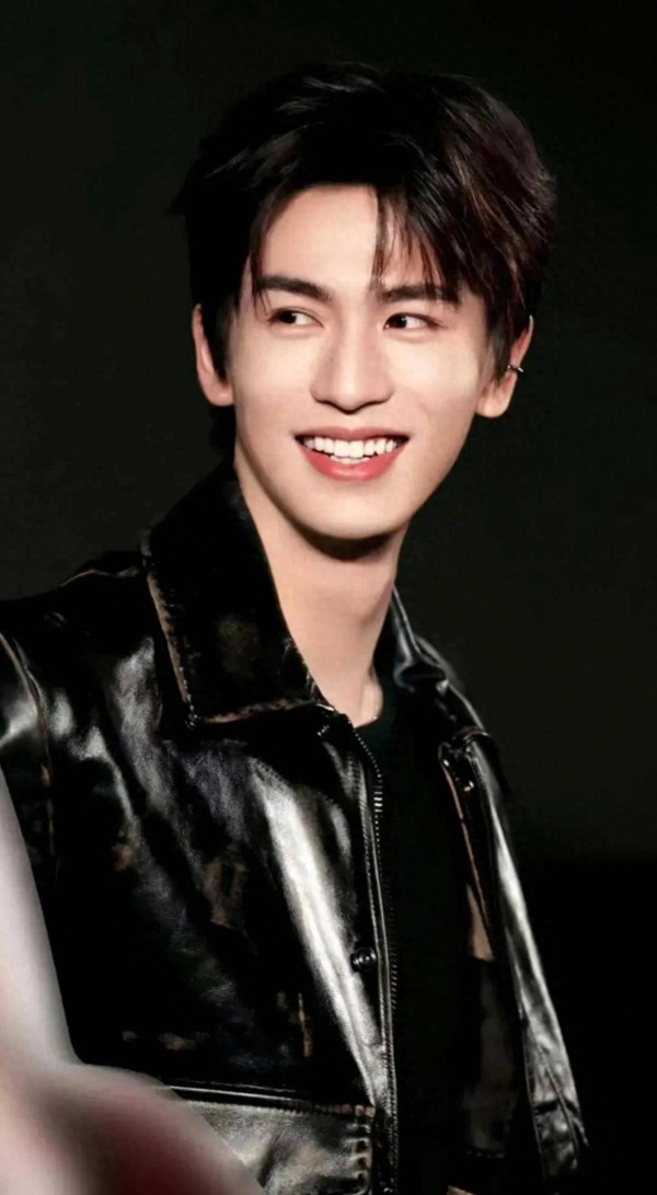 从南师大学生变成演员成功逆袭，成为内地娱乐圈顶流。95后新星。