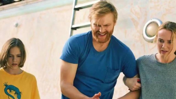 一家人清理泳池时发生了怪事