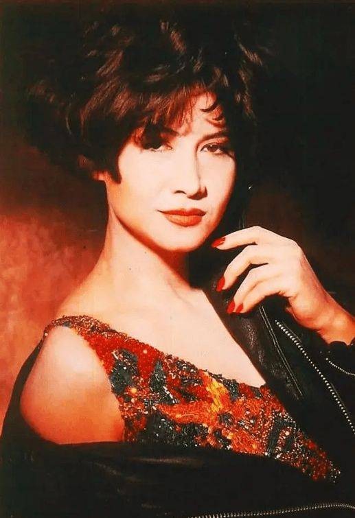 甄妮究竟什么江湖地位，凭什么指名道姓指责“霆锋=王菲=那英”？