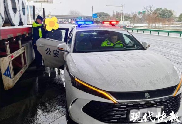 孕妇雪天遇车祸，常州交警8分钟开辟“生命通道”