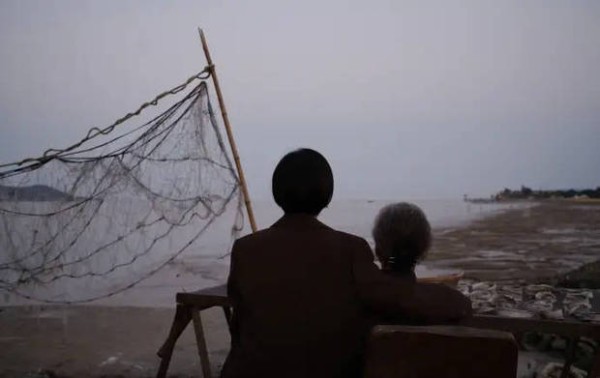 赵丽颖晒与吴彦姝海边合照，相依比心温情满溢