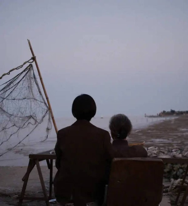 赵丽颖与吴彦姝相依望向海面。