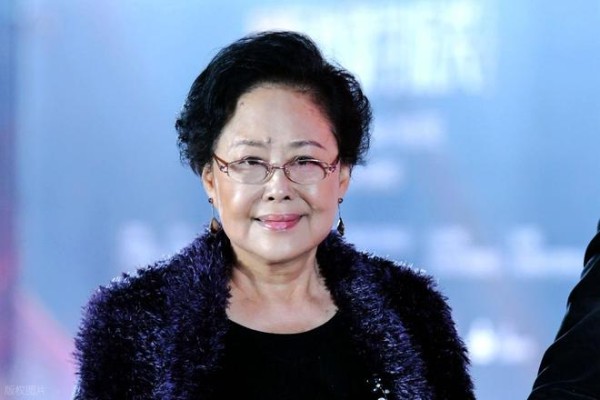 76岁斯琴高娃剧组庆生，红唇白发超时髦年轻40岁，走路不稳被搀扶