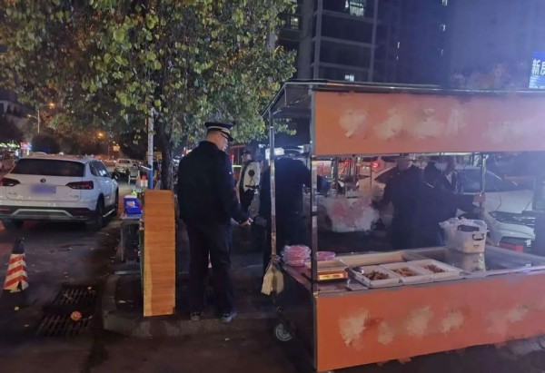 占道经营！柳州多个夜市被整治！