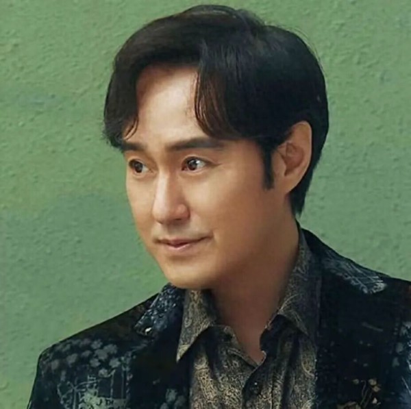 原来他已经结婚八年了,曾被父母质疑性取向,妻子是比他小9岁演员