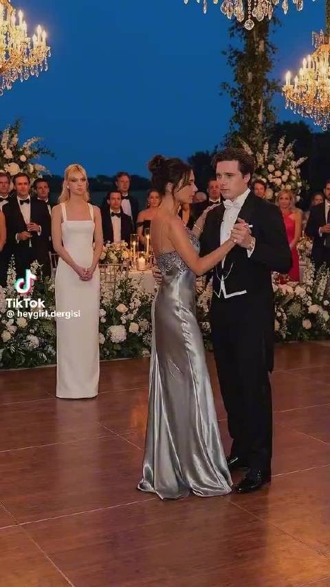 贝克汉姆家事引热议，网友恶搞维多利亚婚礼舞蹈