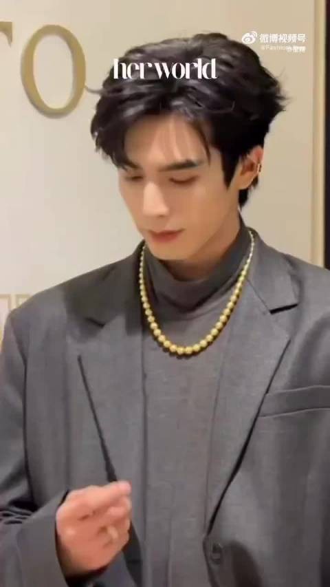 宋威龙海外粉丝排队至日落,商场外墙成朝圣地