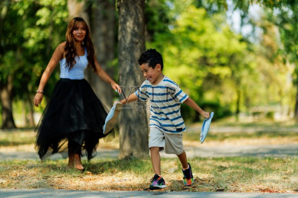 孩子在公园里享受户外乐趣，友好的互动和生动的环境。照片摄影图片
