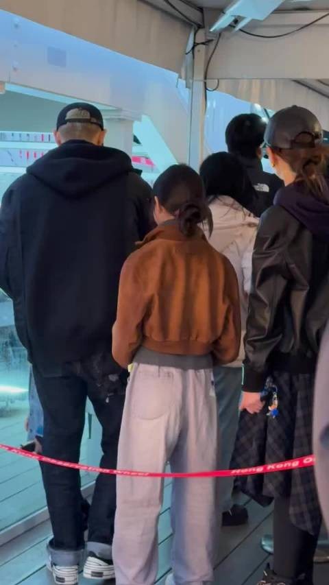 香港偶遇戚薇李承铉一家四口,lucky好高,小儿子也好高