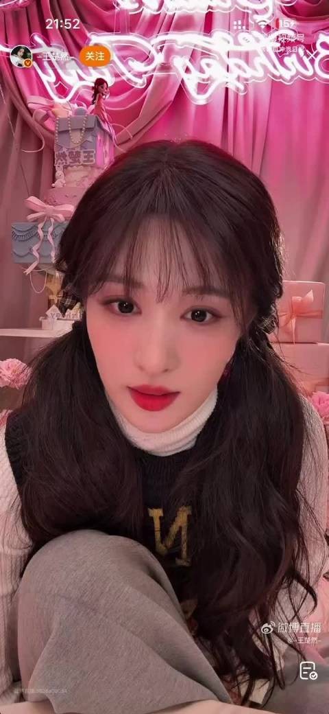 王楚然生日直播回应恶女角色，自称脸型无需演