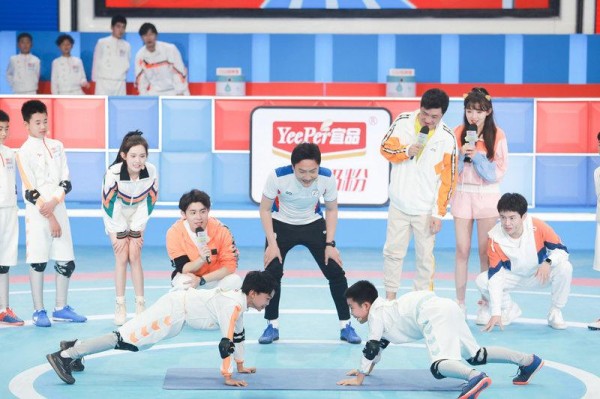 《运动不一样5》回归首播，“追风少年”国足名将曲波和孩子们趣味运动