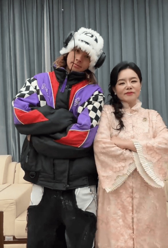 龚琳娜晒和儿子跳舞视频,雅酷混血高颜值超帅气