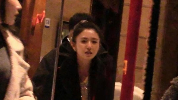 佟丽娅高露在北京聚餐！生图下佟丽娅美呆了，高露疑医美后遗症