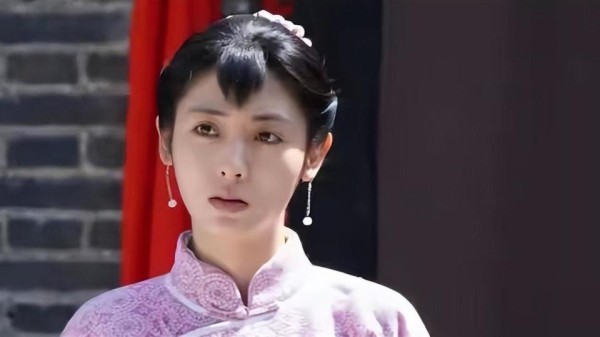 她9岁入伍15岁进央视,因不会英语得罪佟大为,如今凭生万物逆袭