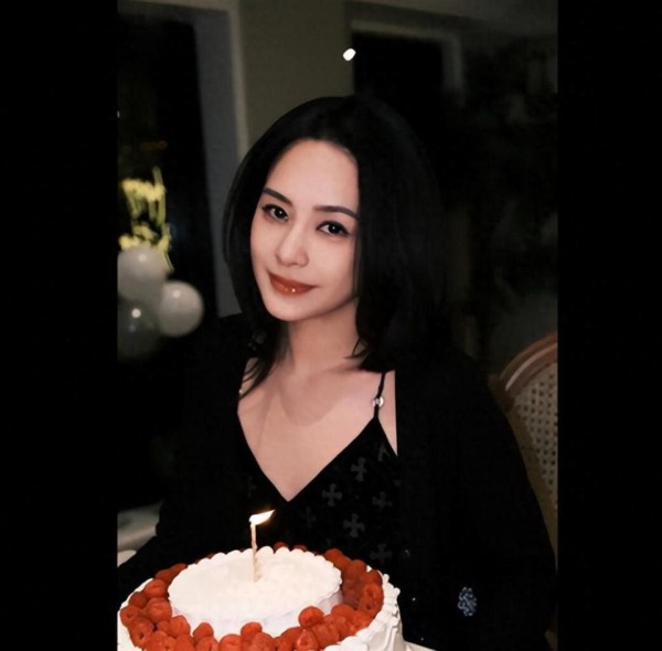 阿娇迎来45岁生日,鲜花蛋糕超抢眼,幸福感十足!
