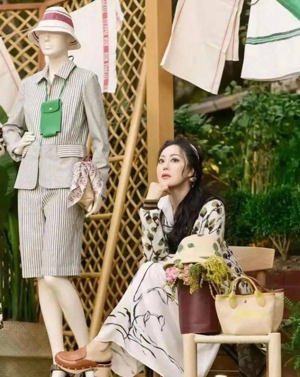 章小蕙61岁了,穿搭不露腿不露腰,普通人25岁都难以实现这状态