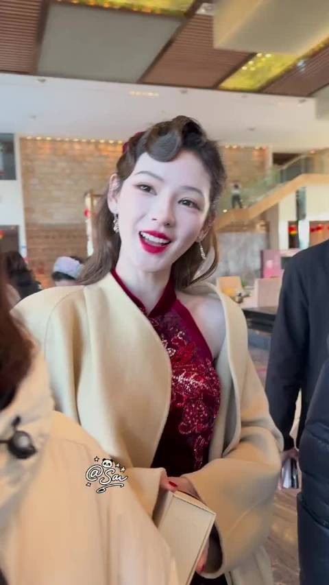 张予曦晚会上班路透，好明艳的红玫瑰啊！就这样被轻松美到