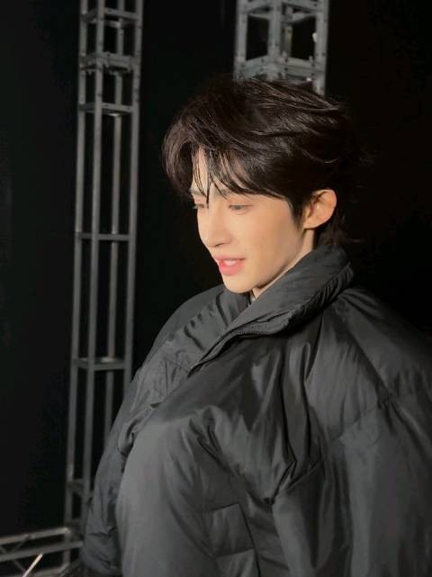 刘宇亮相2026中国网络视听盛典路透,少年意气引期待