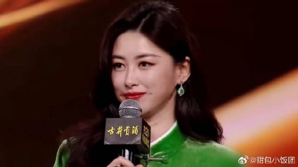 朱珠一身绿丝绒新中式礼服,才懂什么叫一笑倾城,太美丨国剧盛典