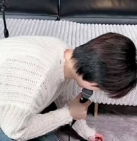 苏新皓回应年糕条调侃，自称手形俊美细长