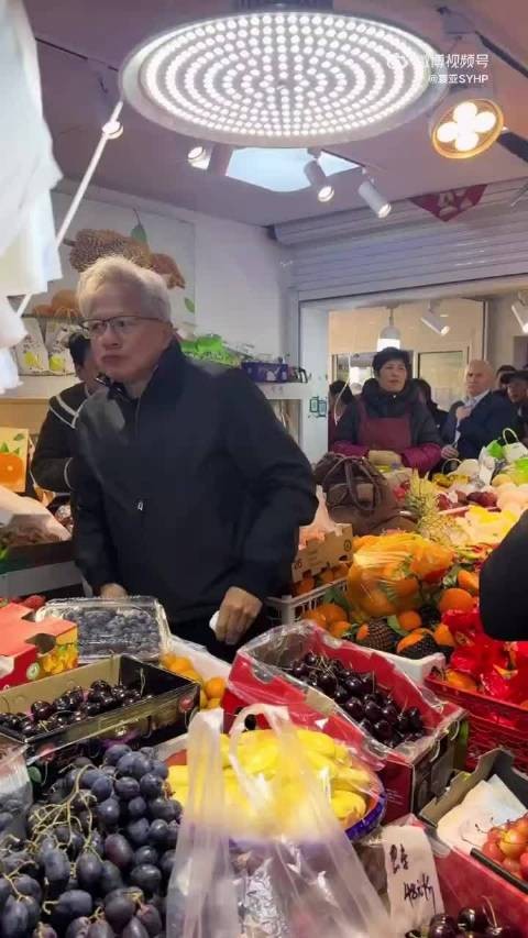 英伟达CEO黄仁勋现身上海菜市场,将出席公司年会