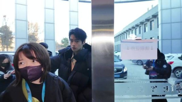 魏大勋亮相网络视听盛典后台，帅气松弛引期待