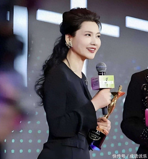 和何赛飞是越剧姐妹花,长得没姐姐漂亮,没想到却成浙商女王