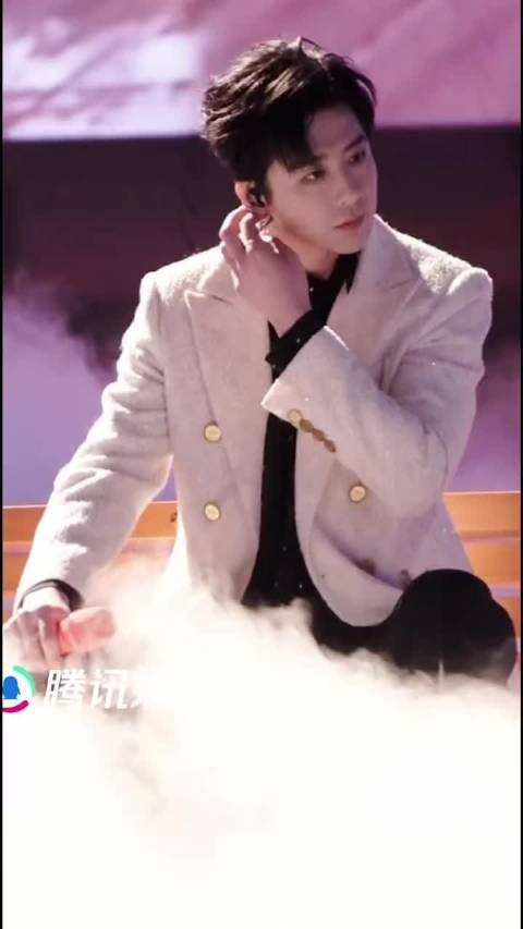 看到宁宁 眼睛就无法移开 他总是闪闪发光