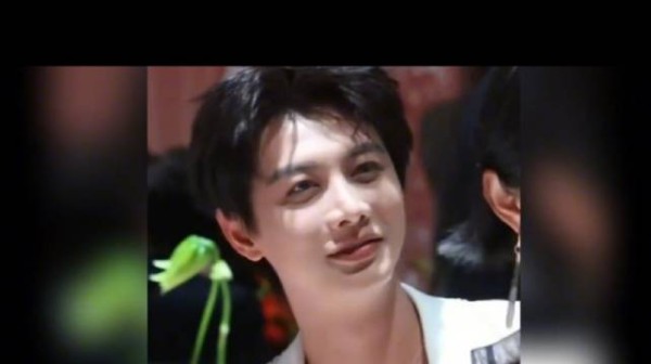 何健麒素颜抓拍笑容动人