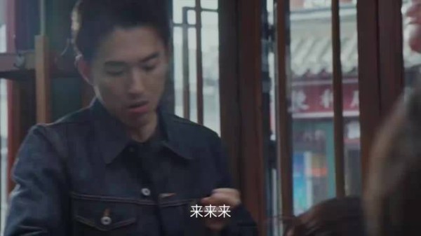 轻年：岳母刚去世，女婿就拿遗像来争家产，大叔一个酒瓶现场开瓢！