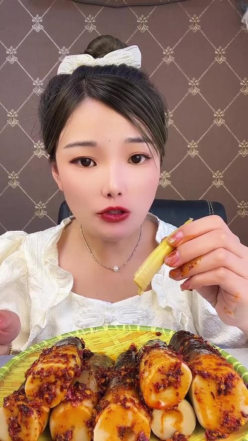 聊娱乐圈八卦吃笋的主播女-吃笋聊八卦的女主播直播推荐，娱乐圈内幕轻松听 第1张